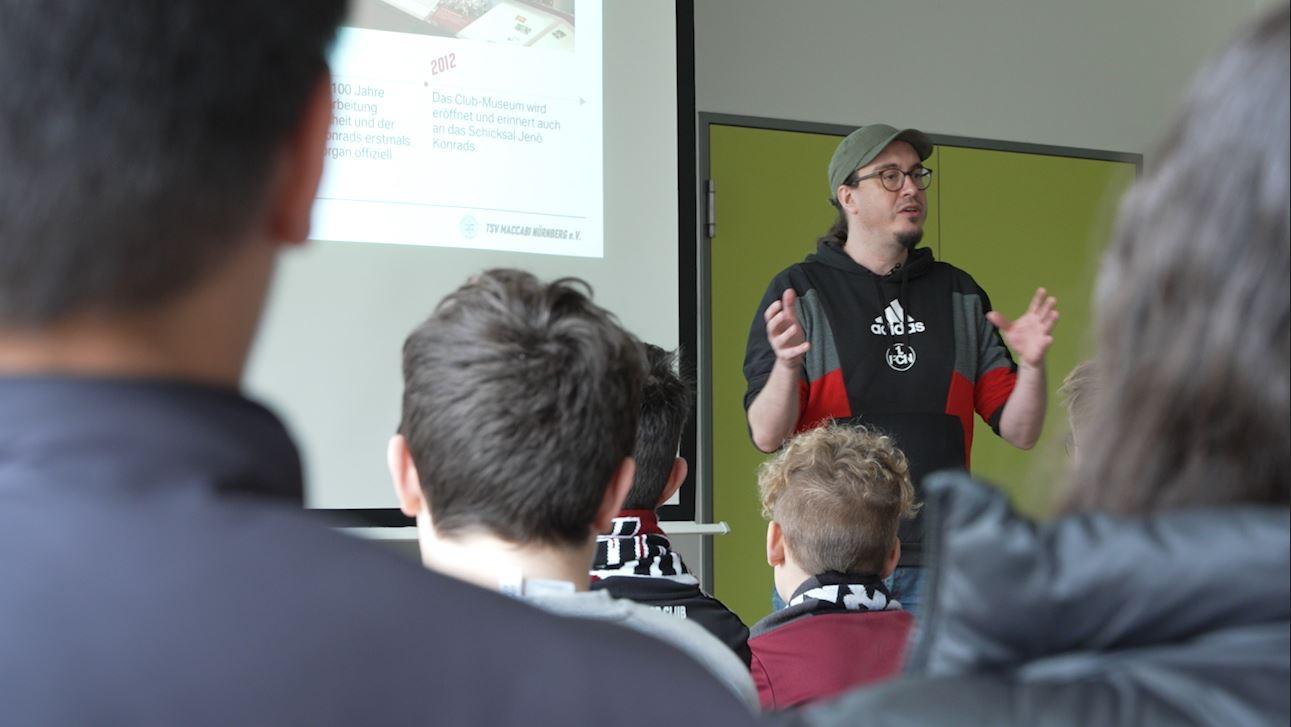 Hannes Orth vom 1. FCN beim Besuch der Schülerinnen und Schüler in Ansbach.