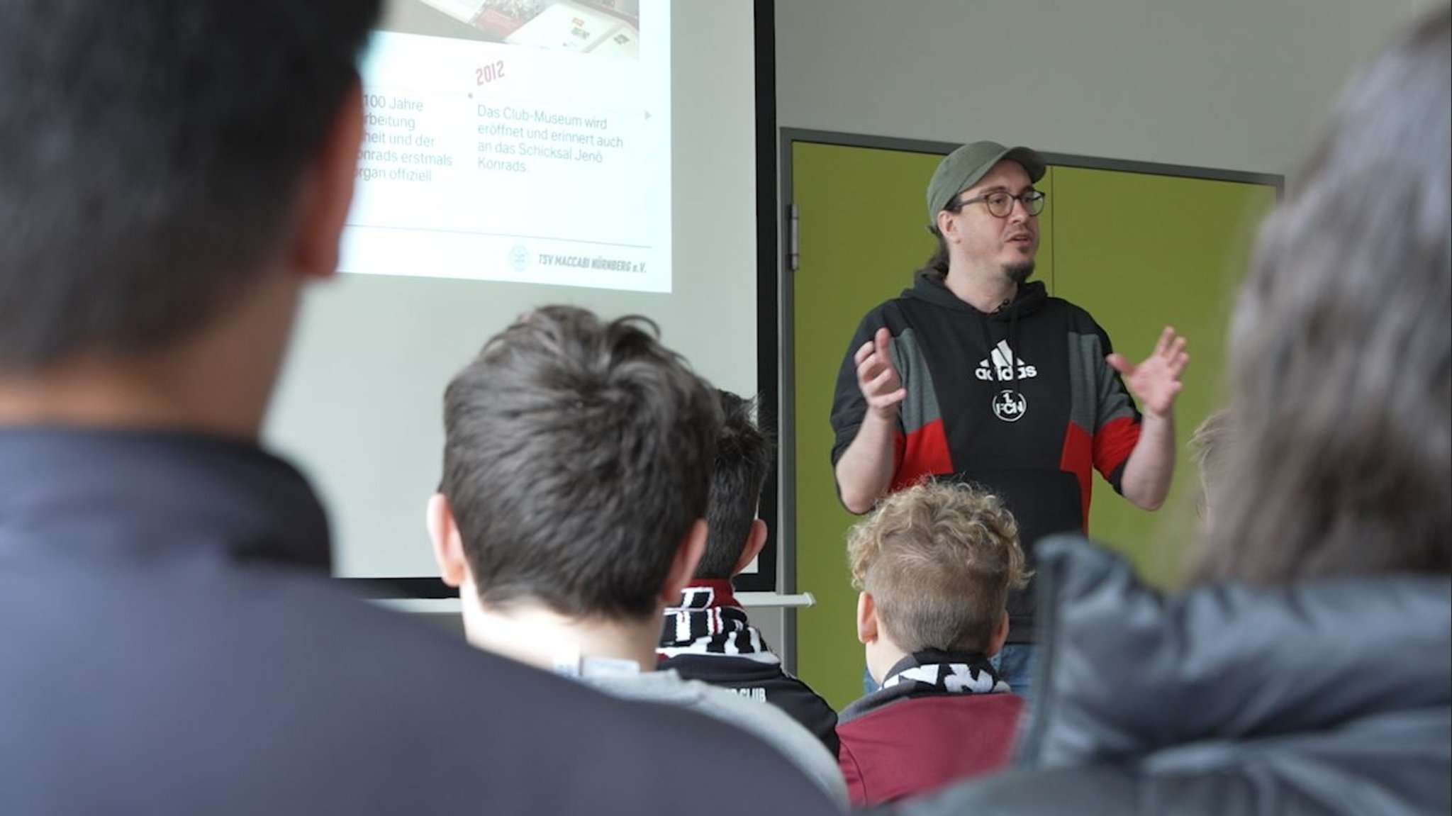 Hannes Orth vom 1. FCN beim Besuch der Schülerinnen und Schüler in Ansbach.