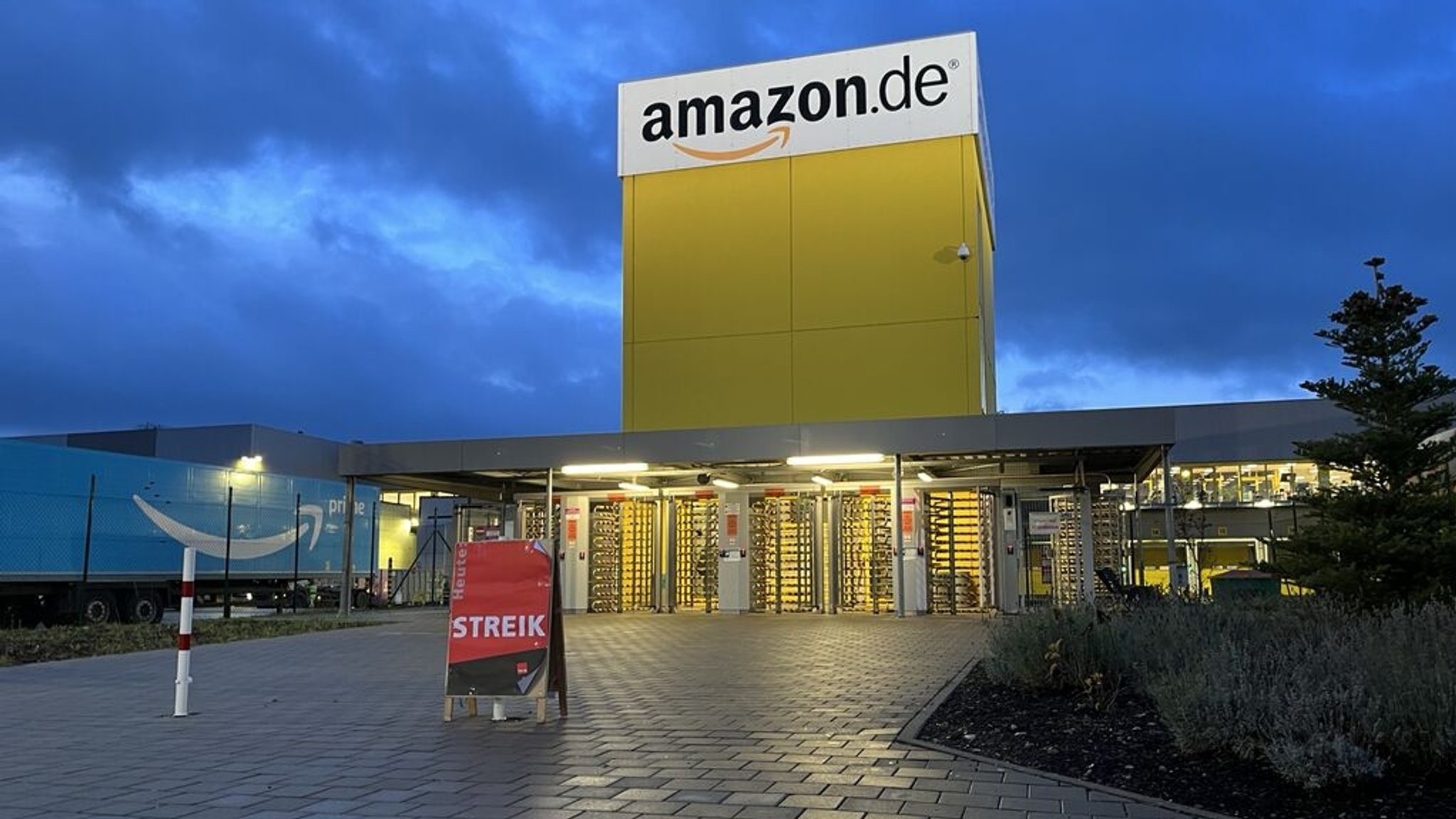 Das Amazon-Logistikzentrum in Graben im Landkreis Augsburg (Archivbild) | Bild: BR/Thomas Pösl Das Amazon-Logistikzentrum in Graben im Landkreis Augsburg (Archivbild)