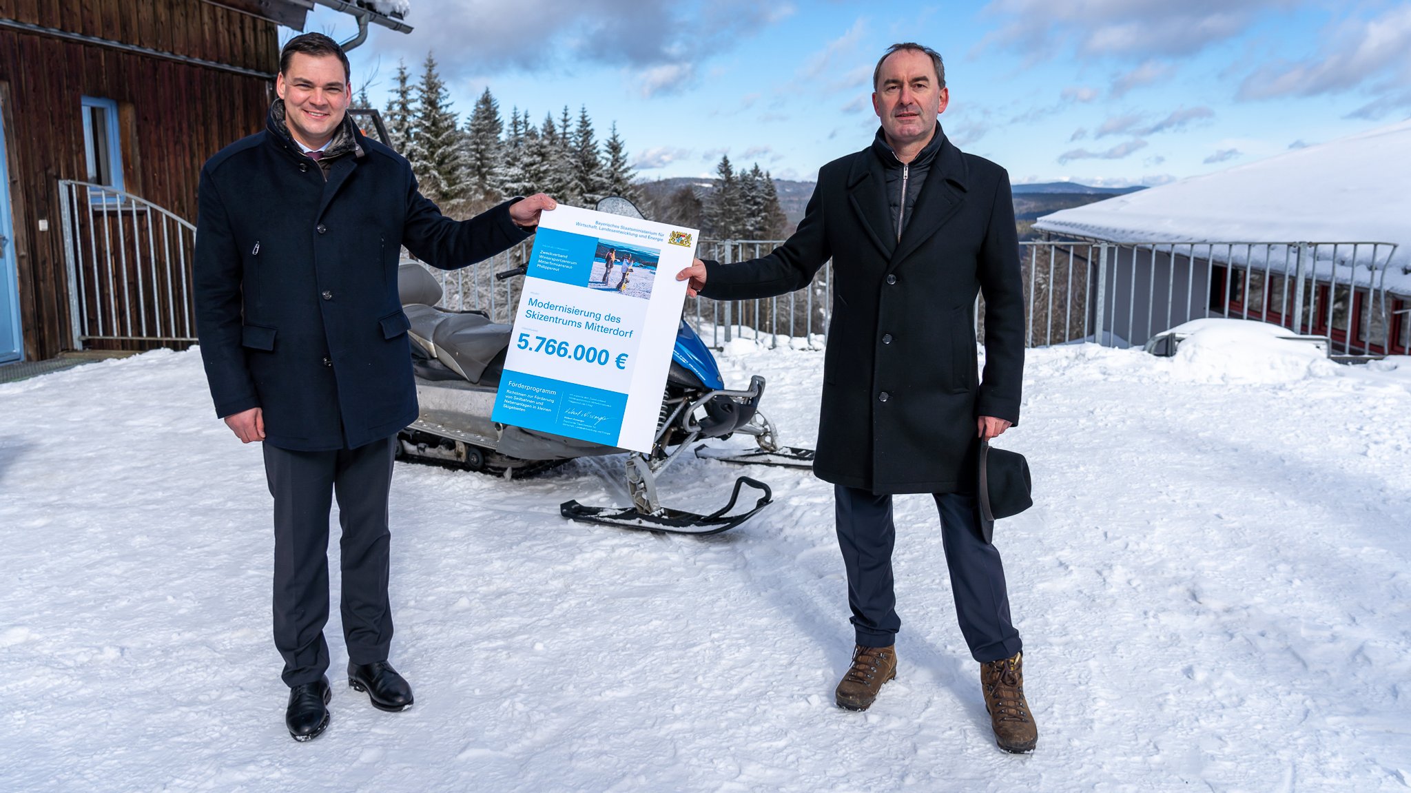 Tourismusminister Hubert Aiwanger hat heute die Förderurkunde für die Modernisierung der Seilbahnen in Mitterdorf an den Landrat Sebastian Gruber (Freyung-Grafenau) übergeben. 