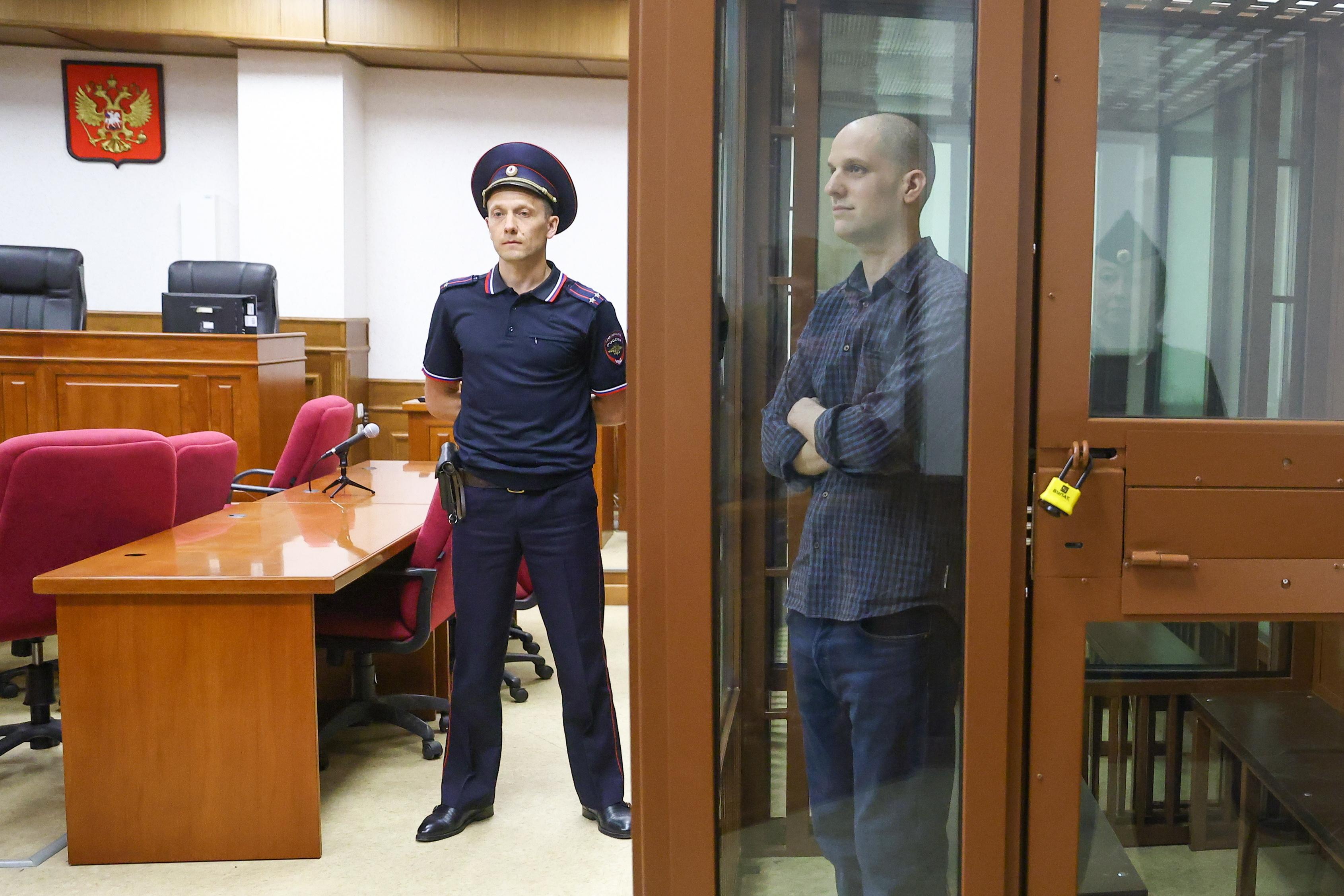 Jekaterinburg, 26.06.24: US-Reporter Evan Gershkovich in einem Glaskäfig im Verhandlungssaal des Gerichts.