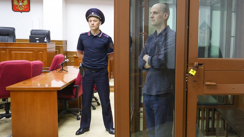 Jekaterinburg, 26.06.24: US-Reporter Evan Gershkovich in einem Glaskäfig im Verhandlungssaal des Gerichts.