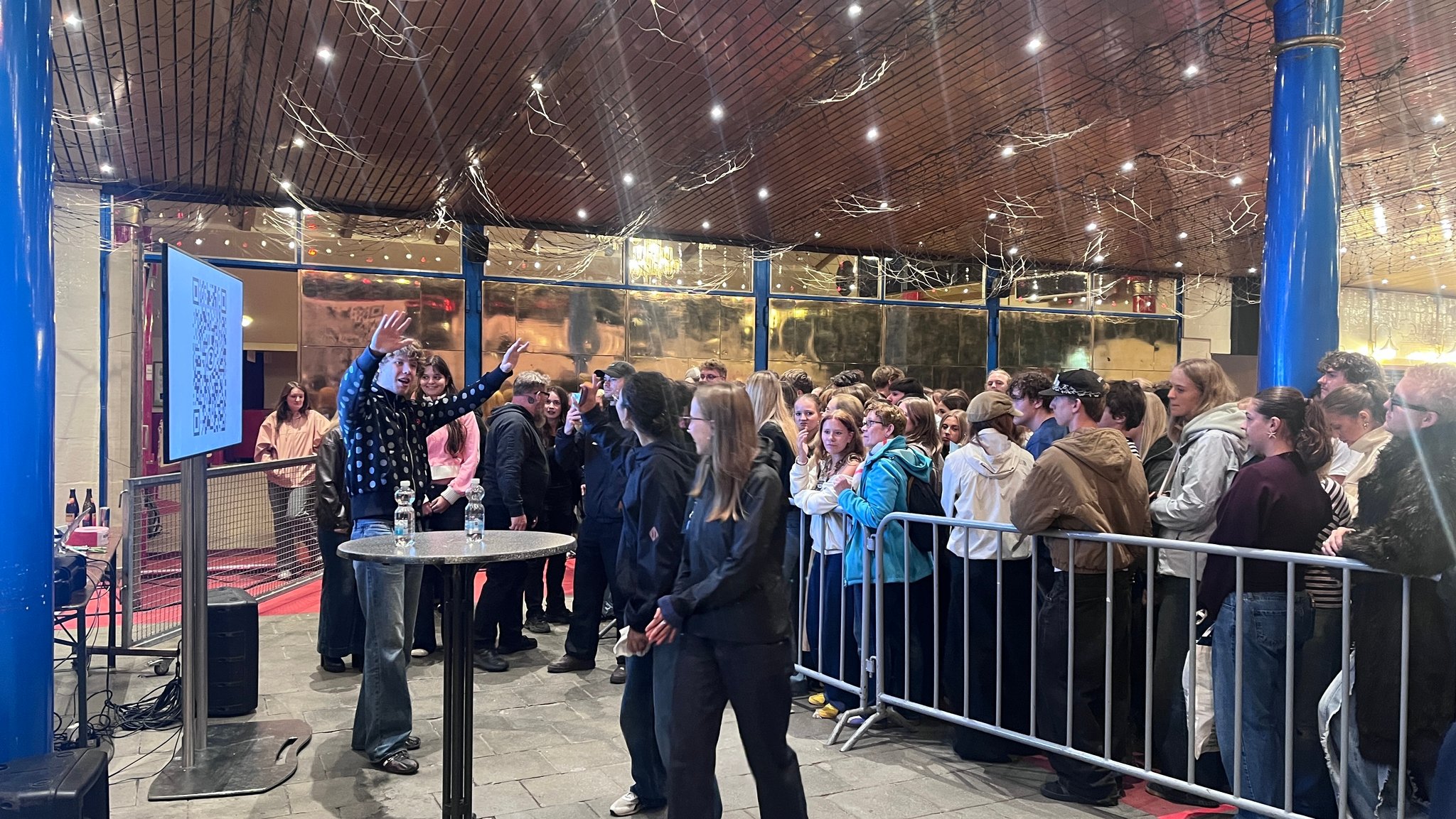 Zartmann bei seinem spontanen Fantreffen in München vor dem Circus Krone-Bau. | Bild: BR/Katharina Kitt Zartmann bei seinem spontanen Fantreffen in München vor dem Circus Krone-Bau.