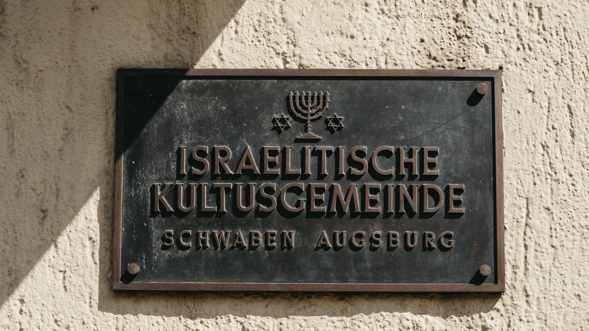 Ein Schild mit der Aufschrift "Israelitische Kultusgemeinde Schwaben Augsburg".