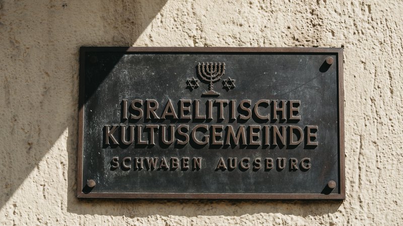 Ein Schild mit der Aufschrift "Israelitische Kultusgemeinde Schwaben Augsburg".