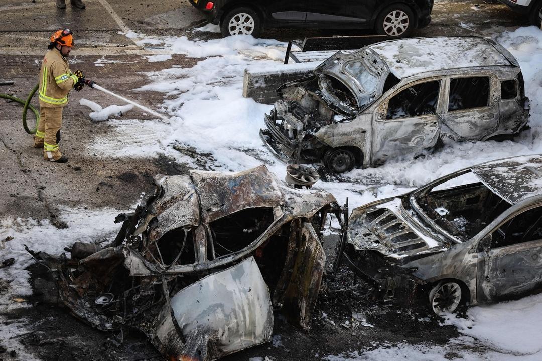 03.03.2026, Israel, Ramat Gan: Feuerwehrleute und Rettungskräfte arbeiten an einem von iranischen Raketensplittern getroffenen Ort.Ziv