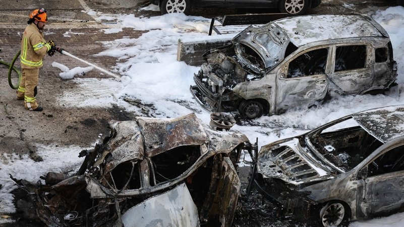 03.03.2026, Israel, Ramat Gan: Feuerwehrleute und Rettungskräfte arbeiten an einem von iranischen Raketensplittern getroffenen Ort.Ziv | Bild: dpa-Bildfunk/Oren Ziv 03.03.2026, Israel, Ramat Gan: Feuerwehrleute und Rettungskräfte arbeiten an einem von iranischen Raketensplittern getroffenen Ort.Ziv