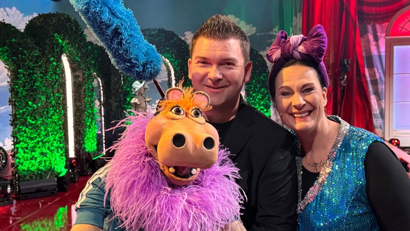 Bauchredner Sebastian Reich mit Nilpferddame Amanda und "Putzfraa" Ines Procter. | Bild: BR/Josef Lindner Bauchredner Sebastian Reich mit Nilpferddame Amanda und "Putzfraa" Ines Procter.