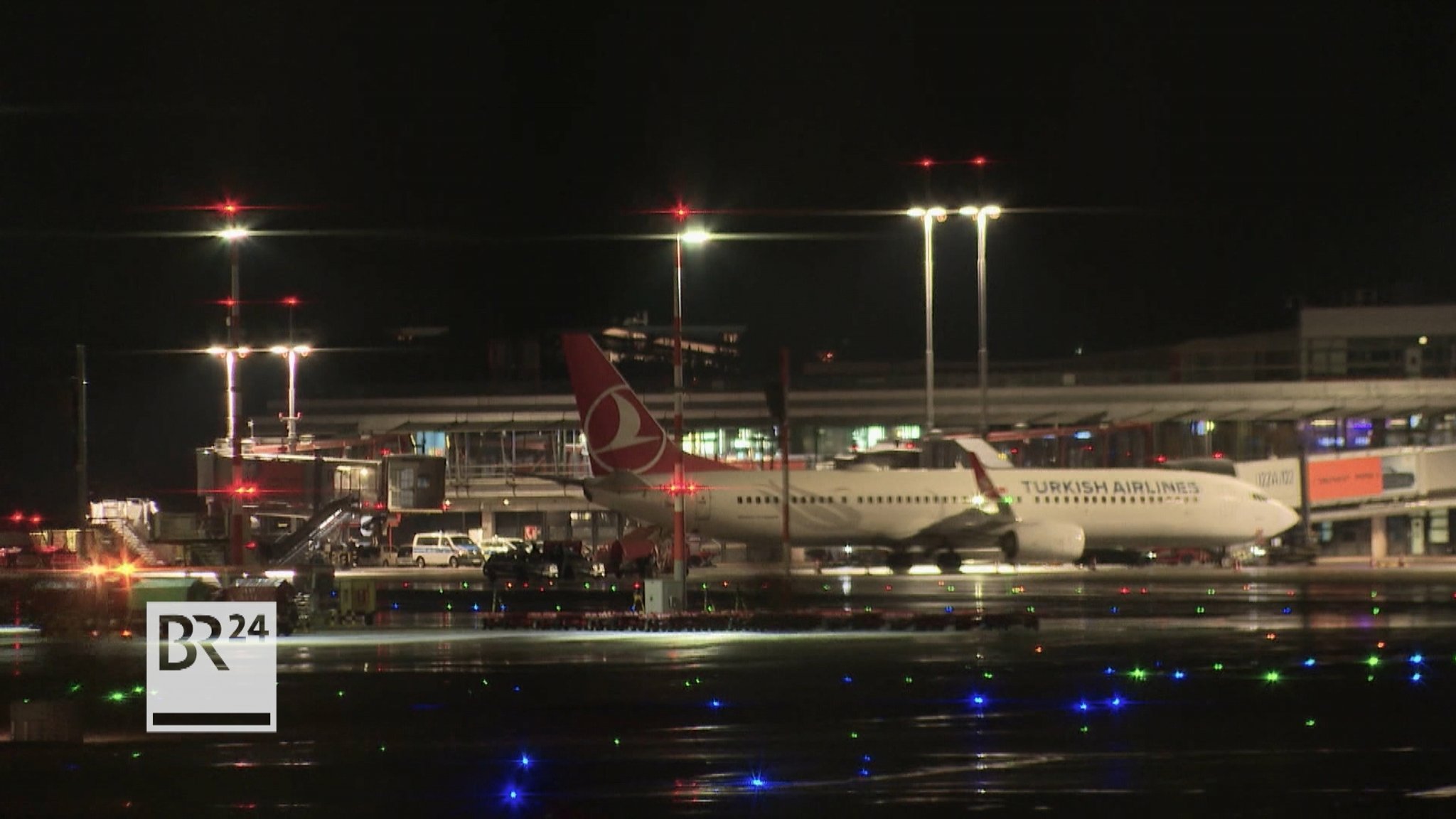 Ein Flieger am Hamburger Flughafen 