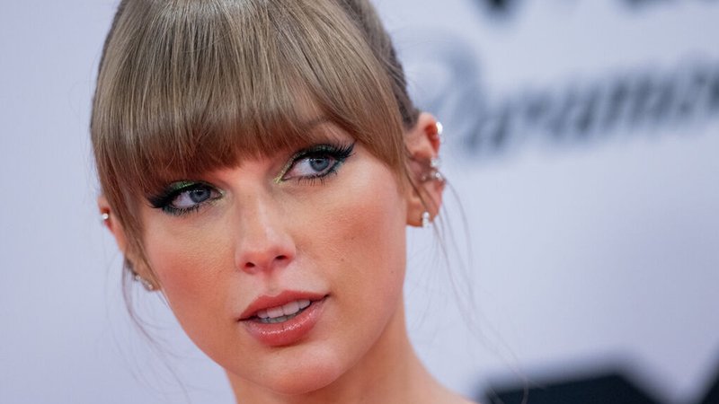 ARCHIV - 13.11.2022, Nordrhein-Westfalen, Düsseldorf: Taylor Swift geht über den Roten Teppich bei der Verleihung der MTV Europe Music Awards vor PSD Bank Dome. Die vielfach preisgekrönte US-Sängerin will als Regisseurin ihren ersten Spielfilm drehen. (zu dpa: ««Gefühl der Angst»: Swift bricht Schweigen nach Terrorgefahr») Foto: Rolf Vennenbernd/dpa +++ dpa-Bildfunk +++ | Bild: dpa-Bildfunk/Rolf Vennenbernd ARCHIV - 13.11.2022, Nordrhein-Westfalen, Düsseldorf: Taylor Swift geht über den Roten Teppich bei der Verleihung der MTV Europe Music Awards vor PSD Bank Dome. Die vielfach preisgekrönte US-Sängerin will als Regisseurin ihren ersten Spielfilm drehen. (zu dpa: ««Gefühl der Angst»: Swift bricht Schweigen nach Terrorgefahr») Foto: Rolf Vennenbernd/dpa +++ dpa-Bildfunk +++