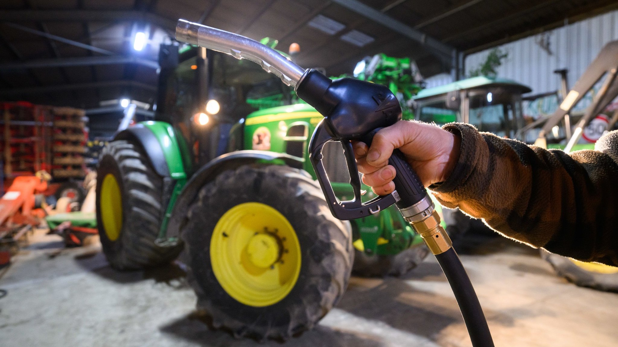 Ein Zapfhahn wird vor einem Traktor ins Bild gehalten. | Bild: dpa-Bildfunk/Julian Stratenschulte Ein Zapfhahn wird vor einem Traktor ins Bild gehalten.