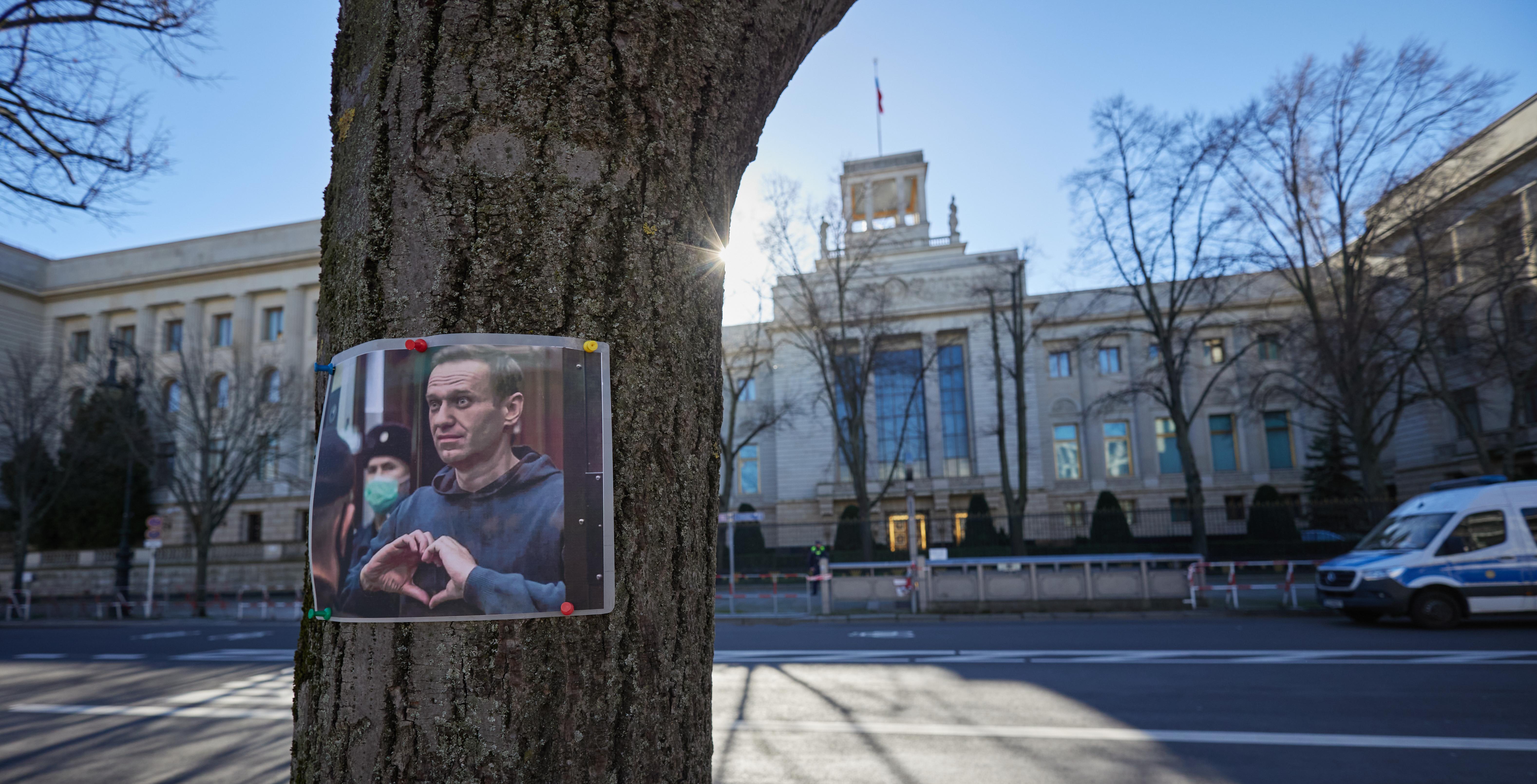 Vor der Russischen Botschaft erinnert ein Foto an den Tod von Alexej Nawalny. 