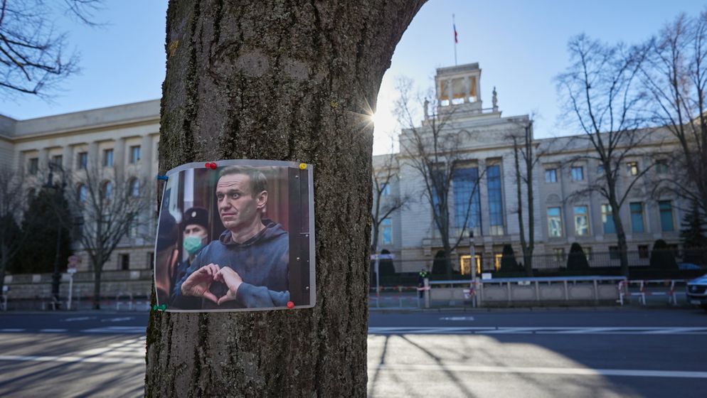 Vor der Russischen Botschaft erinnert ein Foto an den Tod von Alexej Nawalny.  | Bild:picture alliance / Jörg Carstensen | Joerg Carstensen