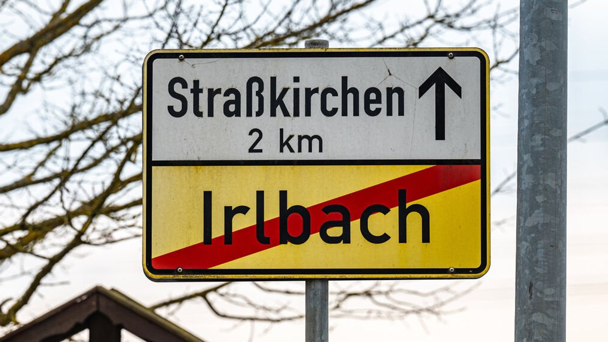 Straßenschild von Irlbach nach Straßkirchen