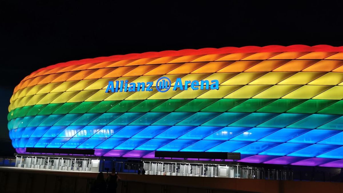 Munchner Arena Leuchtet Zum Csd In Regenbogenfarben Br24
