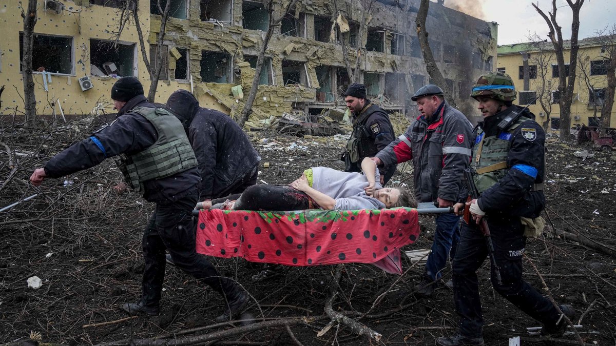 09.03.22: Ukrainische Helfer tragen eine schwangere Frau aus einer von Bomben zerstörten Geburtsklinik in Mariupol.