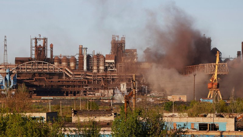 Rauch steigt während des Beschusses aus dem Stahlwerk Asowstal in Mariupol auf.