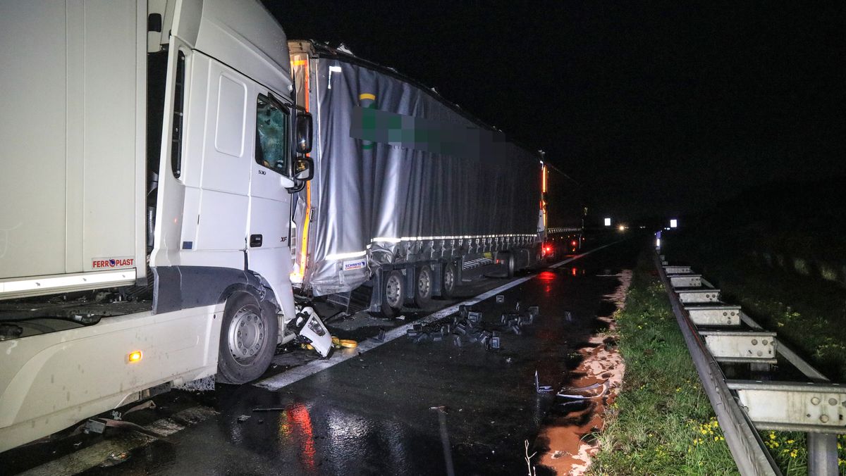 Lkw Unfall Auf Der A3 Sattelzug Prallt In Stauende Br24