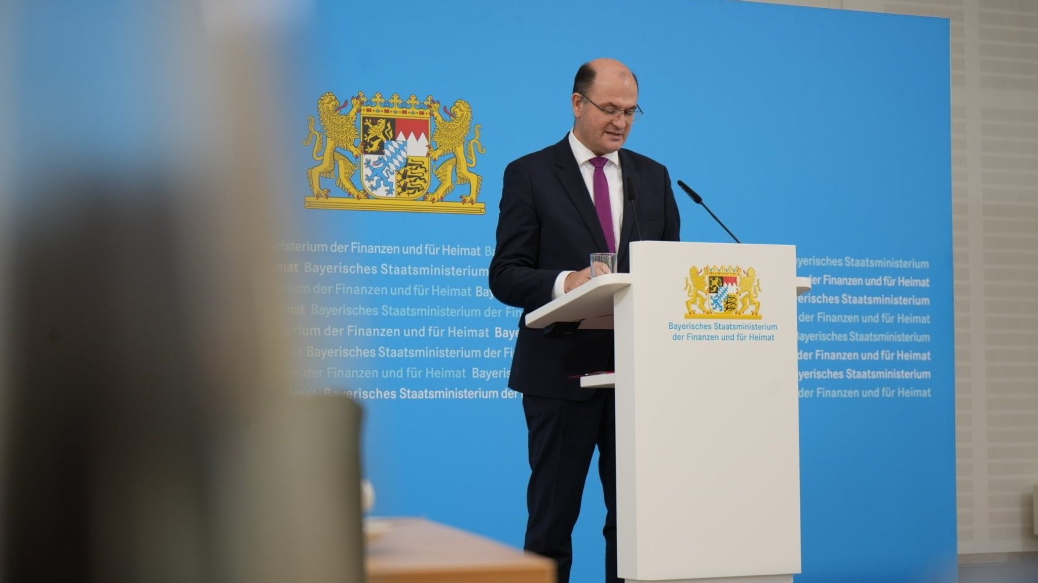 Finanz- und Heimatminister Albert Füracker auf einer Pressekonferenz.