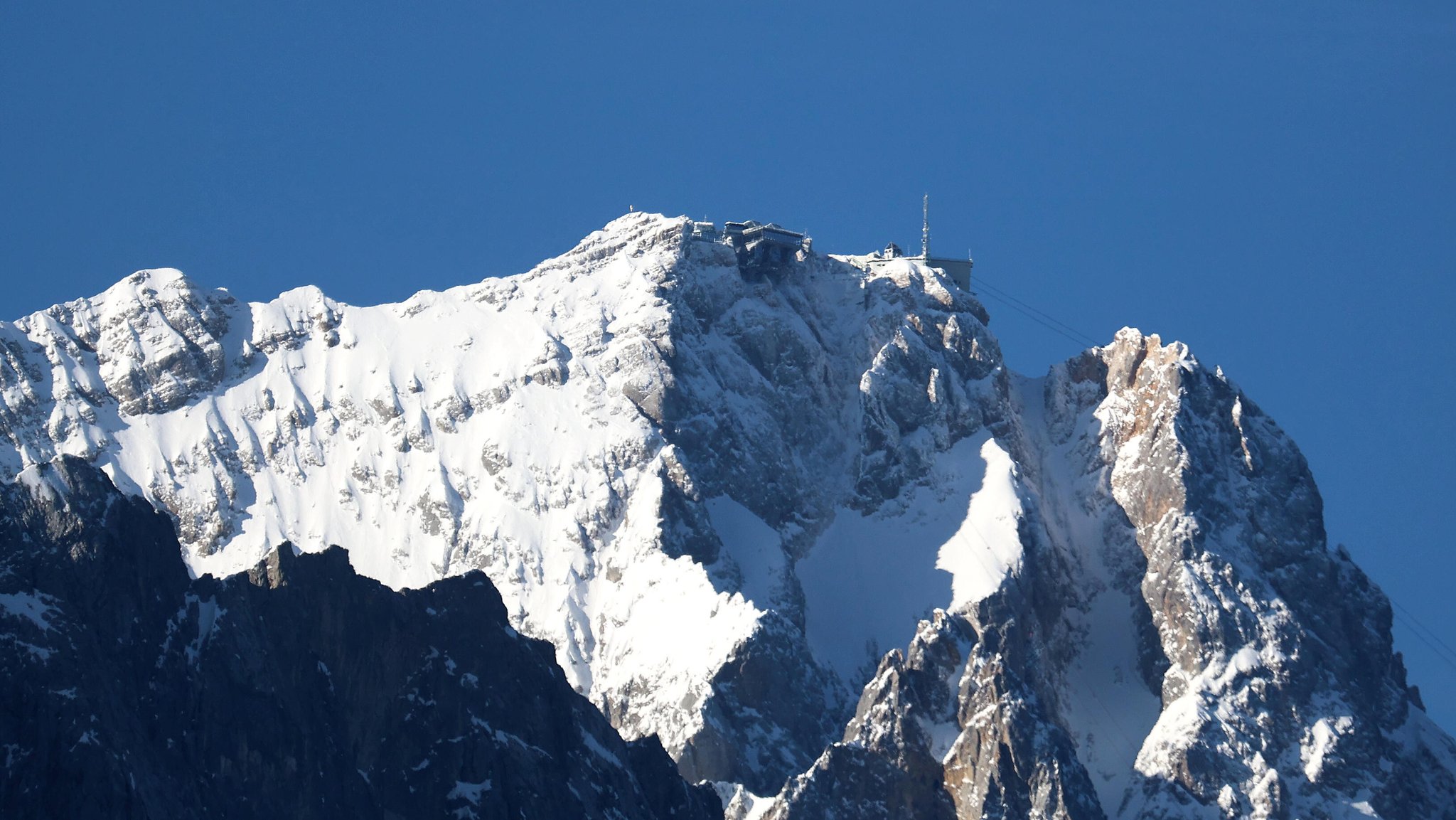 Blick auf das Wettersteingebirge mit Schnee und den Gipfel der Zugspitze (Archivbild) | Bild: picture alliance / Wagner / Ulrich Wagner Blick auf das Wettersteingebirge mit Schnee und den Gipfel der Zugspitze (Archivbild)