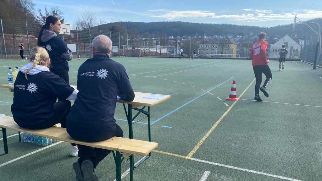 Kraft, Ausdauer und Schnelligkeit wurden bei der Sporttest-Challenge der Polizei in Bad Kissingen getestet. 