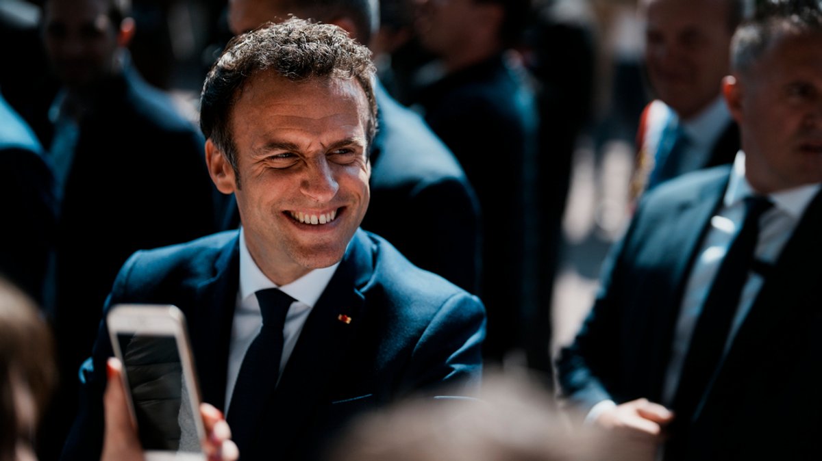 24.04.2022, Frankreich, Le Touquet: Emmanuel Macron, Präsident von Frankreich, grüßt Gratulanten nach seiner Stimmabgabe.