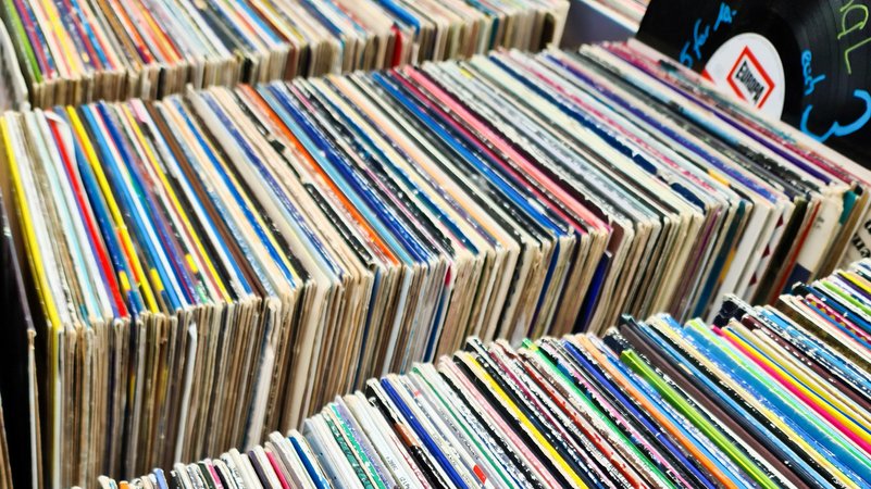 Blick auf eine Plattenkiste in einem Plattenladen | Bild: picture alliance / CHROMORANGE | Michael Piepgras Blick auf eine Plattenkiste in einem Plattenladen