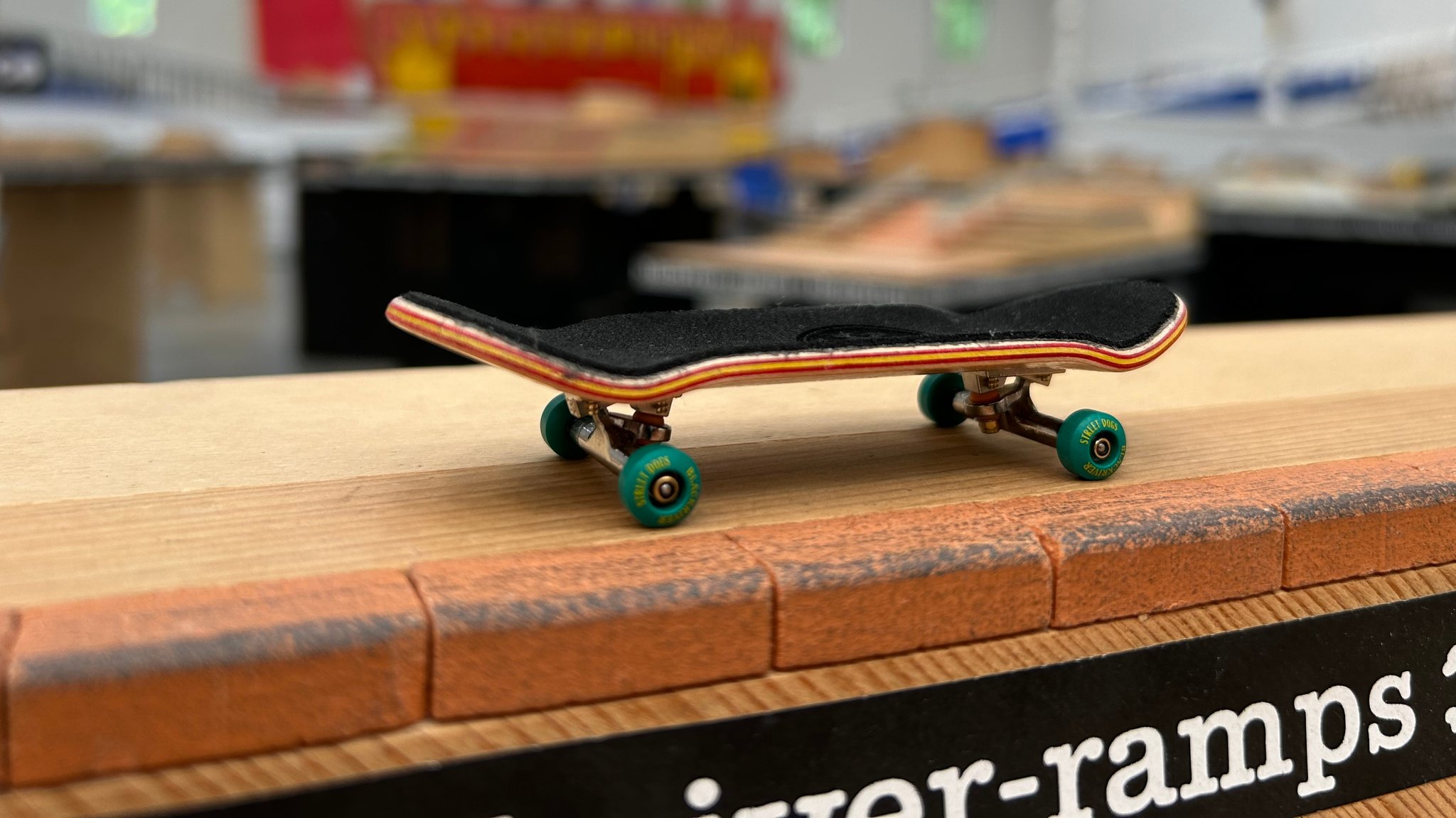 Ein Fingerboard auf einem Holzstück.