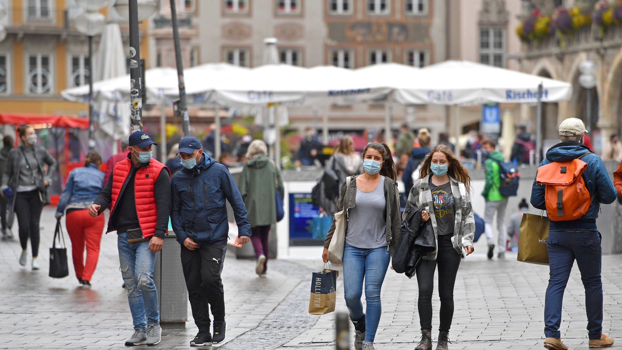 Menschen mit Mundschutz am Marienplatz