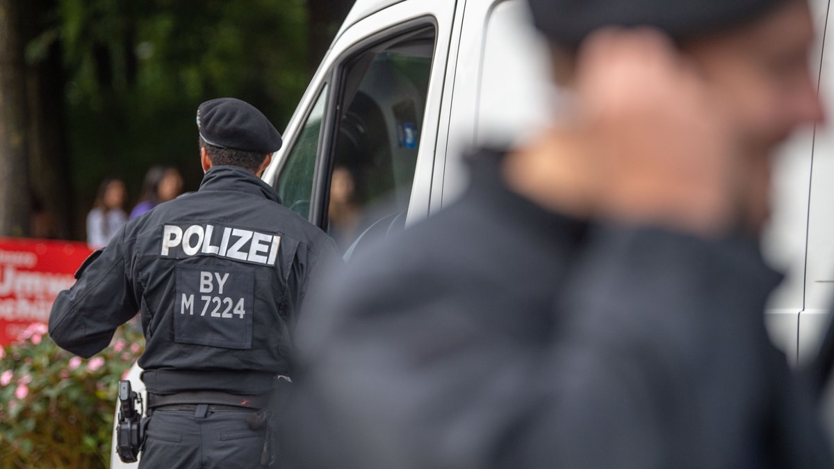 Polizisten stehen an der Einfahrt zum Oktoberfest in München.