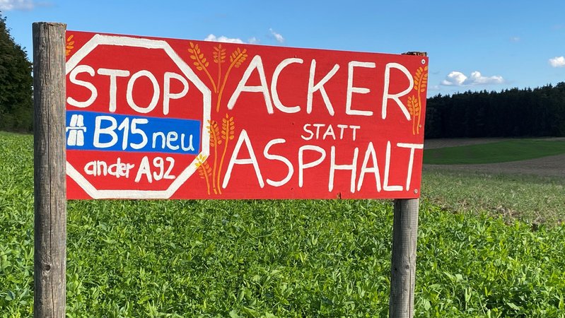 Ein Schild auf einem Feld im Landkreis Landshut, das sich gegen den Weiterbau der B15neu richtet