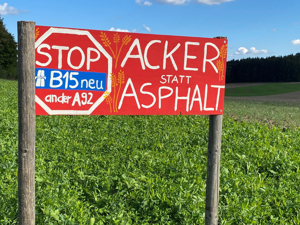 Ein Schild auf einem Feld im Landkreis Landshut, das sich gegen den Weiterbau der B15neu richtet
