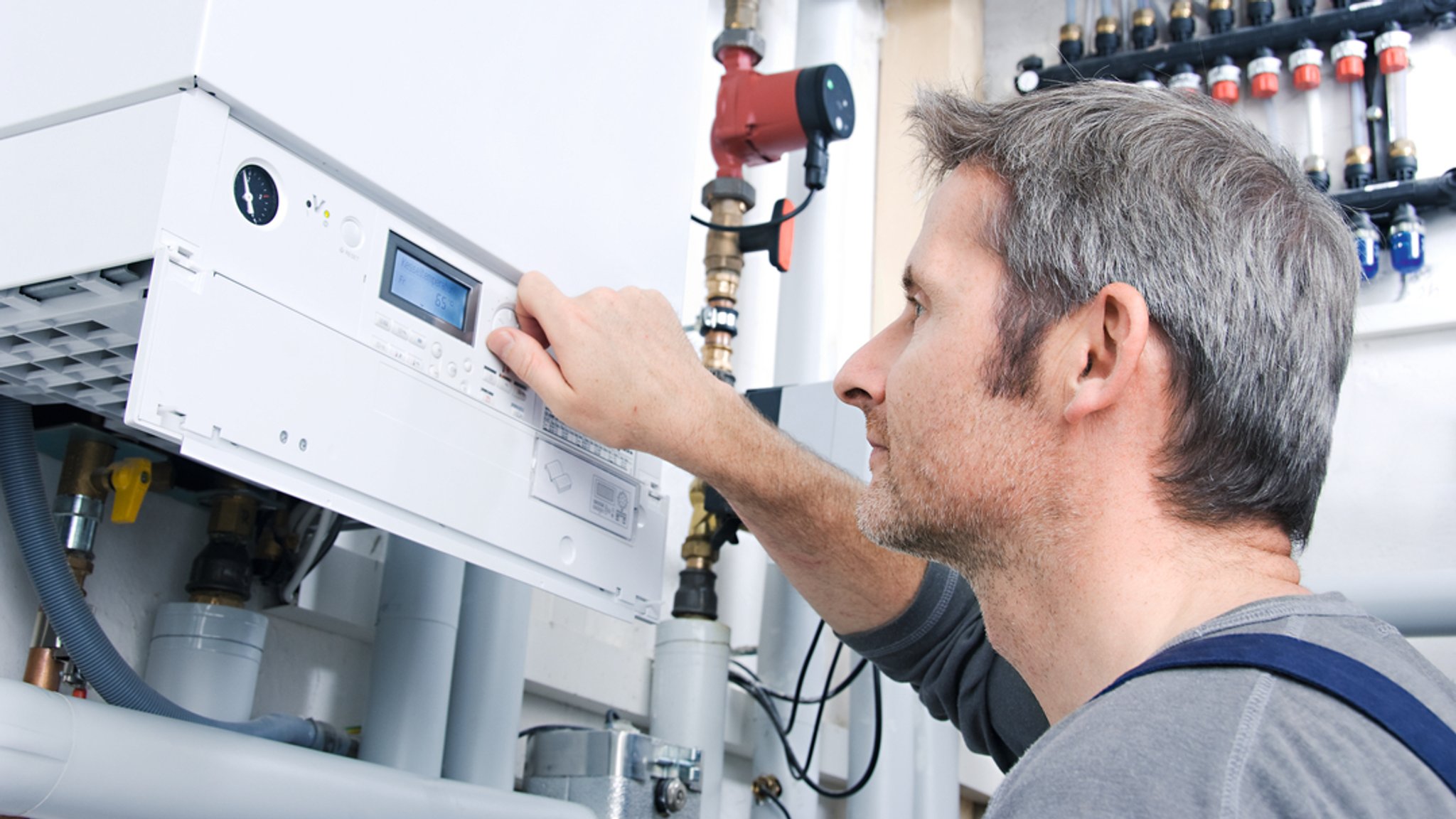 Ein Installateur überprüft eine Heizungsanlage | Bild: MEV/Christian Albert Ein Installateur überprüft eine Heizungsanlage