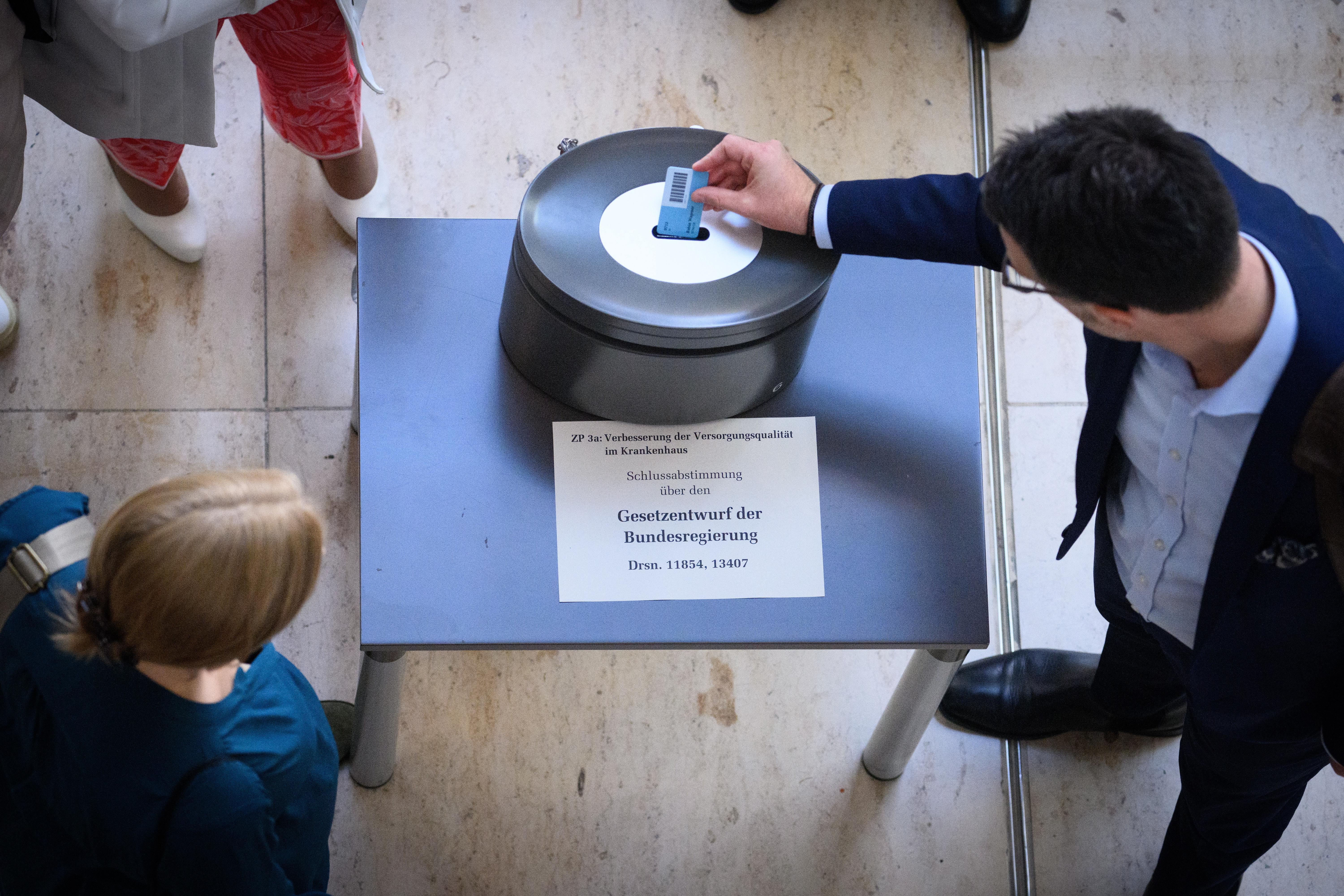 Bundestagsabgeordnete geben am Rande der Plenarsitzung im Deutschen Bundestag bei der namentlichen Abstimmung über das Gesetz zur Krankenhausreform ihre Stimmkarten ab.