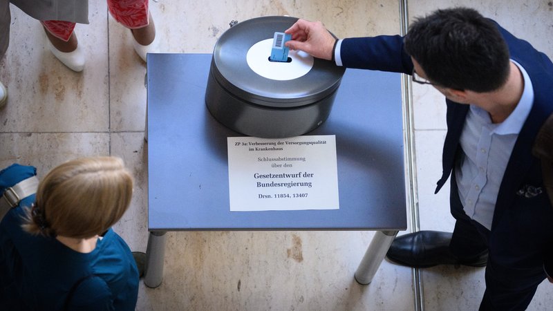 Bundestagsabgeordnete geben am Rande der Plenarsitzung im Deutschen Bundestag bei der namentlichen Abstimmung über das Gesetz zur Krankenhausreform ihre Stimmkarten ab. | Bild: picture alliance/dpa | Bernd von Jutrczenka Bundestagsabgeordnete geben am Rande der Plenarsitzung im Deutschen Bundestag bei der namentlichen Abstimmung über das Gesetz zur Krankenhausreform ihre Stimmkarten ab.