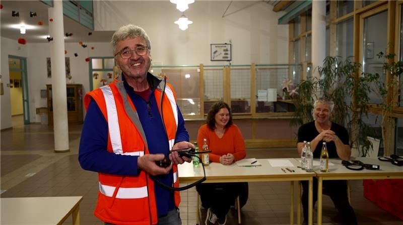 Einsatzleiter Hans Limbrunner mit einem Mitarbeiter und einer Mitarbeiterin bei der Übung.