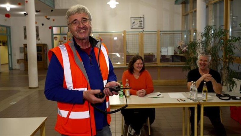 Einsatzleiter Hans Limbrunner mit einem Mitarbeiter und einer Mitarbeiterin bei der Übung. | Bild: BR / Manon Hardenberg Einsatzleiter Hans Limbrunner mit einem Mitarbeiter und einer Mitarbeiterin bei der Übung.
