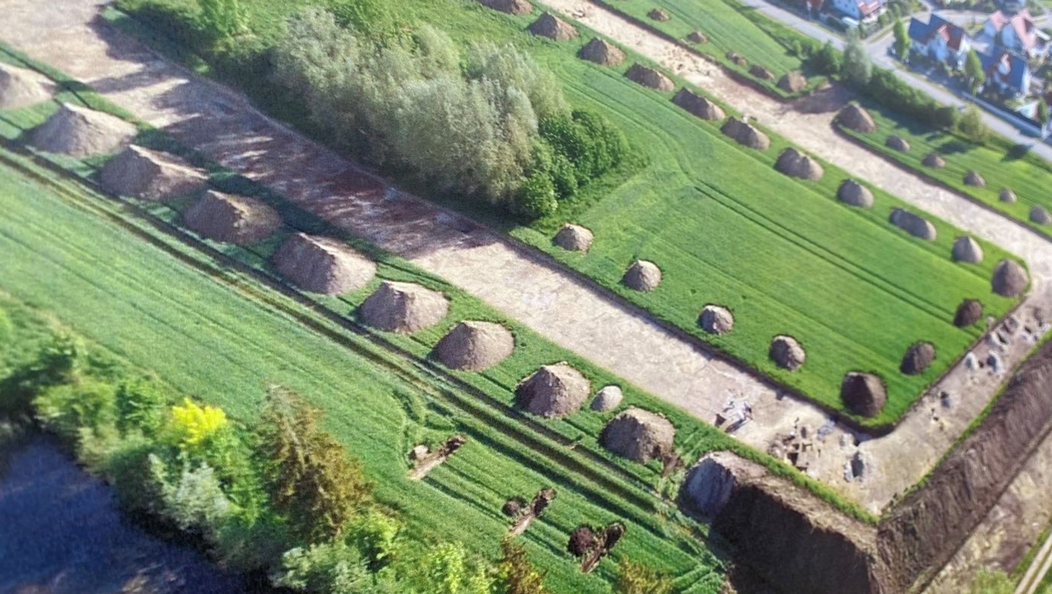 Die Grabungsstätte bei Wallersdorf aus der Vogelperspektive