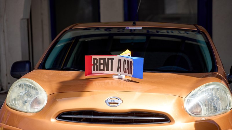 Autovermietung auf Santorini in Griechenland: Ein Schild mit Aufschrift "Rent a Car". | Bild: picture alliance / CHROMORANGE | Michael Bihlmayer Autovermietung auf Santorini in Griechenland: Ein Schild mit Aufschrift "Rent a Car".