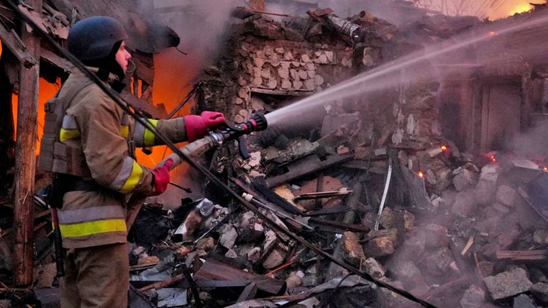 Trümmer eines zerstörten Hauses, es wird gelöscht. | Bild: BR Trümmer eines zerstörten Hauses, es wird gelöscht.