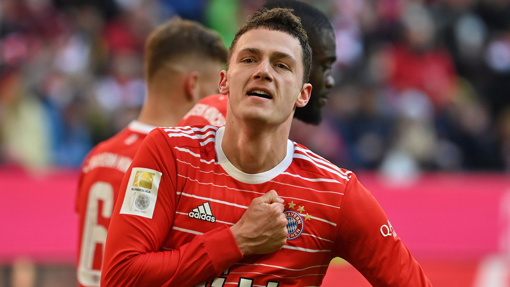 Der Faustschlag aufs Wappen: Benjamin Pavard mit einem Zeichen nach seinem Tor gegen den FC Augsburg.