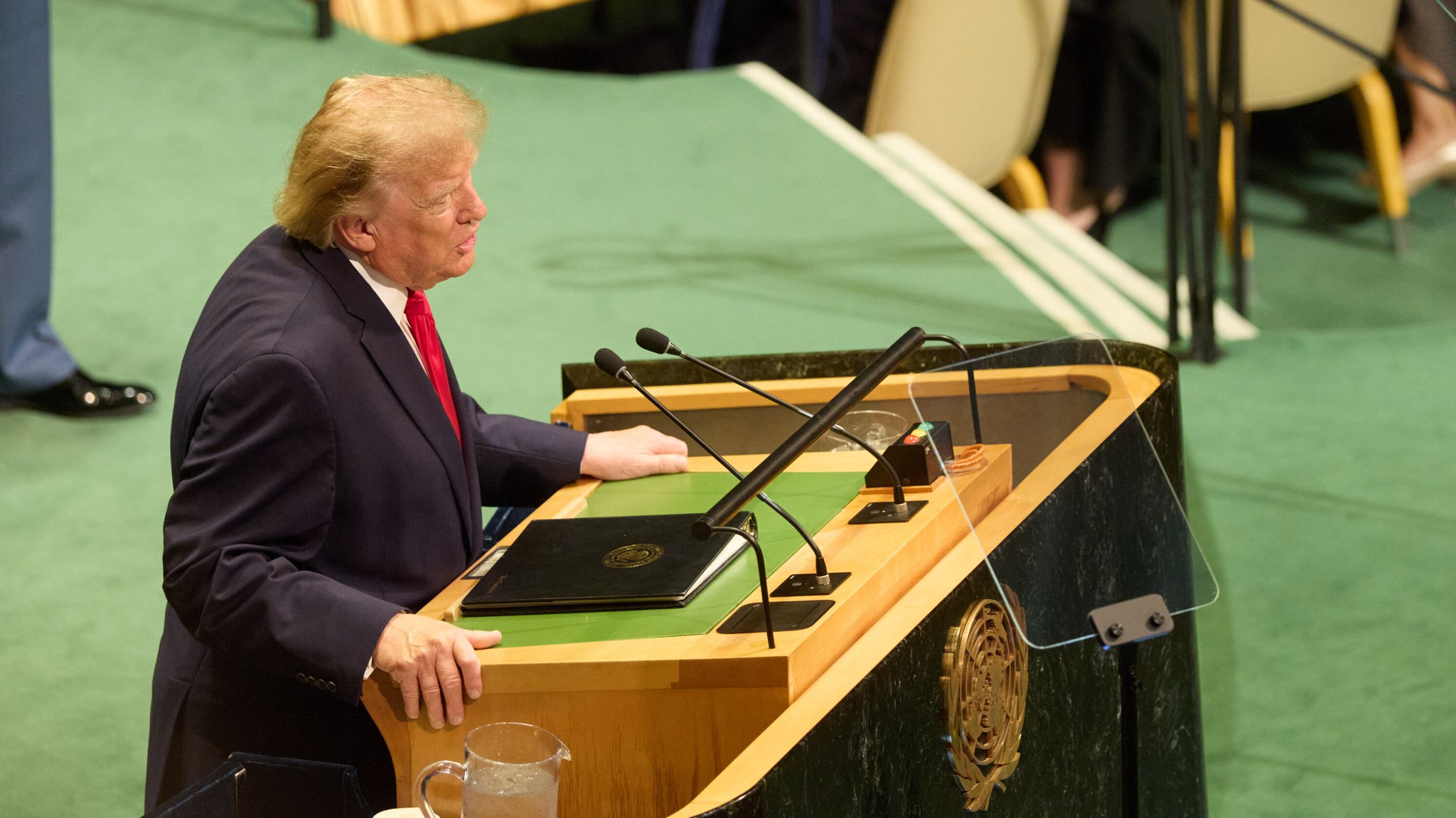 US-Präsident Trump am Rednerpult auf der UN-Vollversammlung in New York. | Bild: picture alliance / SvenSimon-Press Service Of The P | Press Service Of The President Of Ukraine US-Präsident Trump am Rednerpult auf der UN-Vollversammlung in New York.