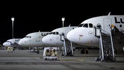 Flugzeuge der Lufthansa stehen am Flughafen München | Bild:dpa-Bildfunk/Sven Hoppe