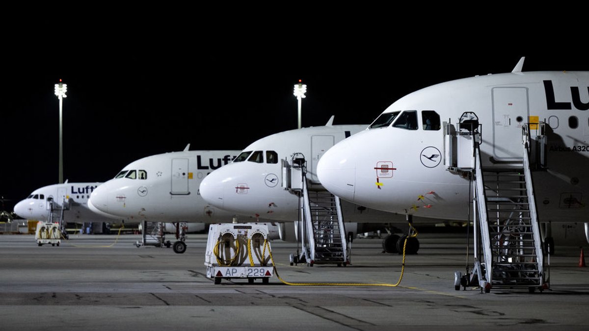 Flugzeuge der Lufthansa stehen am Flughafen München