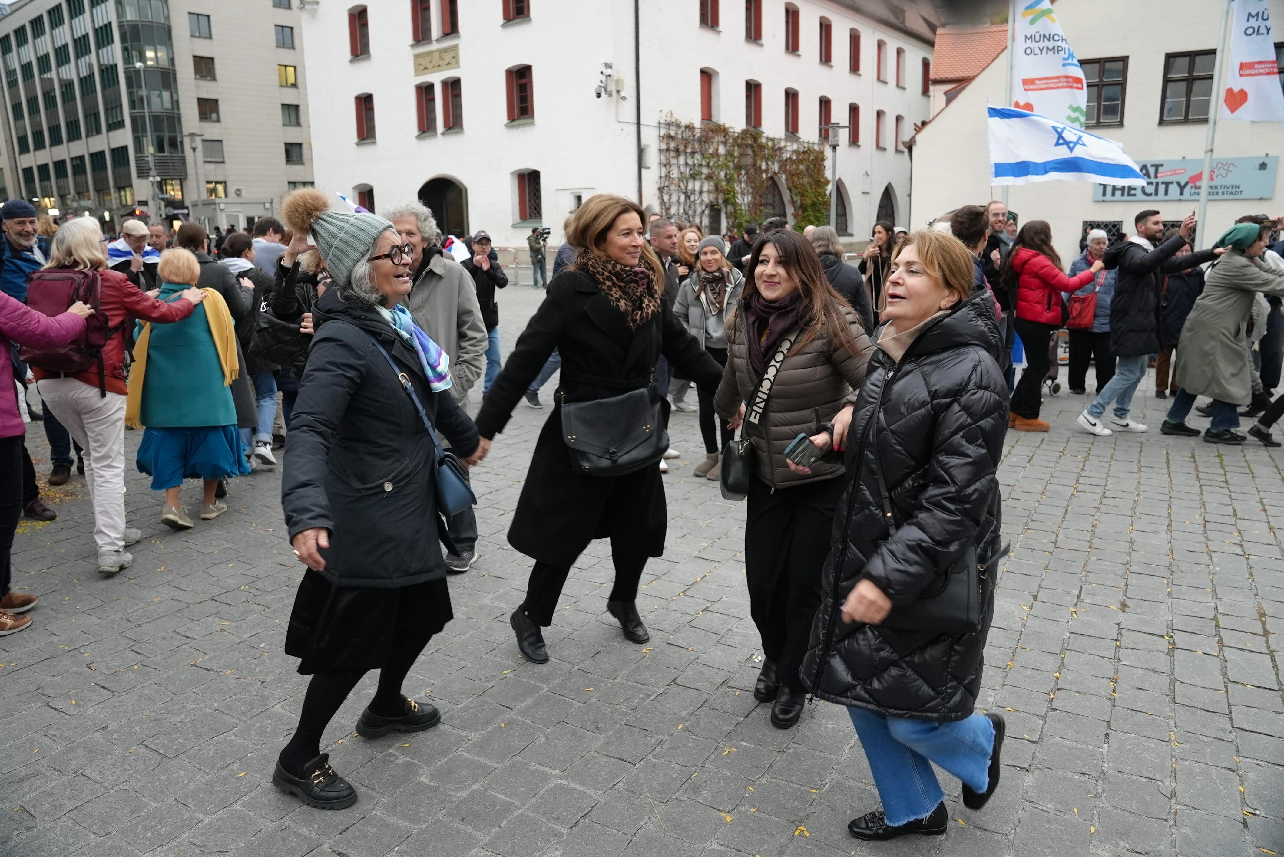 Menschen nehmen an der Versammlung "We Will Dance Again!" anlässlich der Freilassung der Geiseln der Hamas in der Nähe der Synagoge teil.