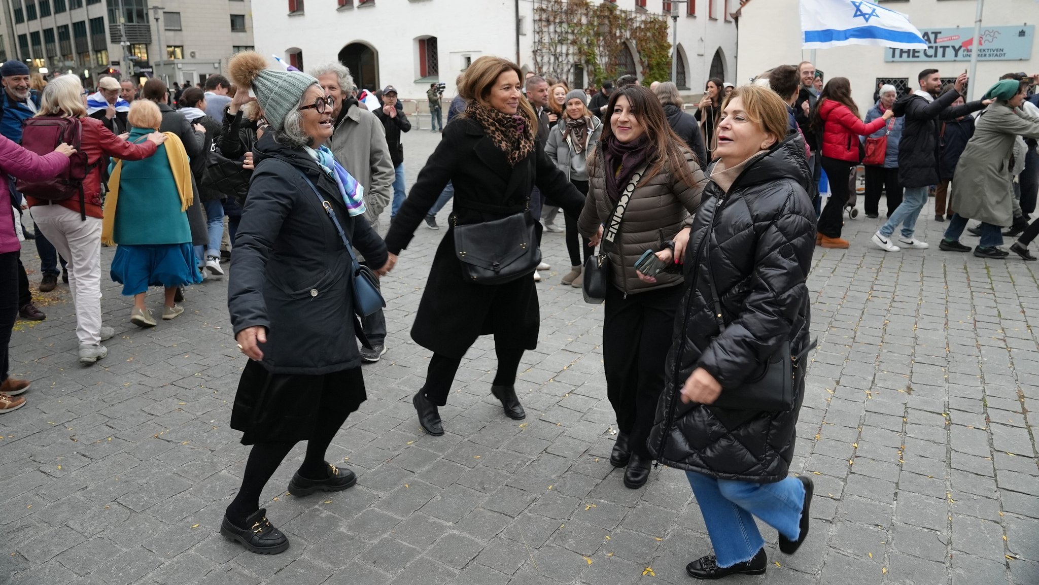 Menschen nehmen an der Versammlung "We Will Dance Again!" anlässlich der Freilassung der Geiseln der Hamas in der Nähe der Synagoge teil. | Bild: dpa-Bildfunk/Ehsan Monajati Menschen nehmen an der Versammlung "We Will Dance Again!" anlässlich der Freilassung der Geiseln der Hamas in der Nähe der Synagoge teil.