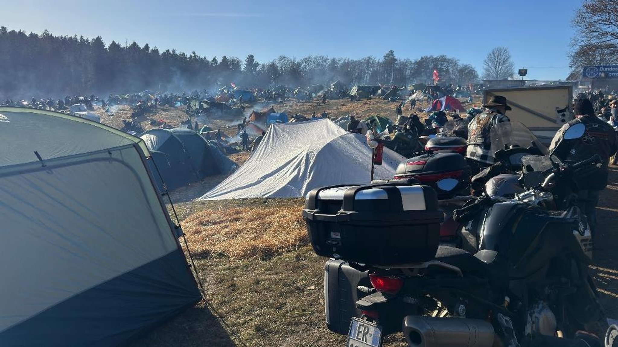 Biker campieren in der Kälte aber unter blauem Himmel.