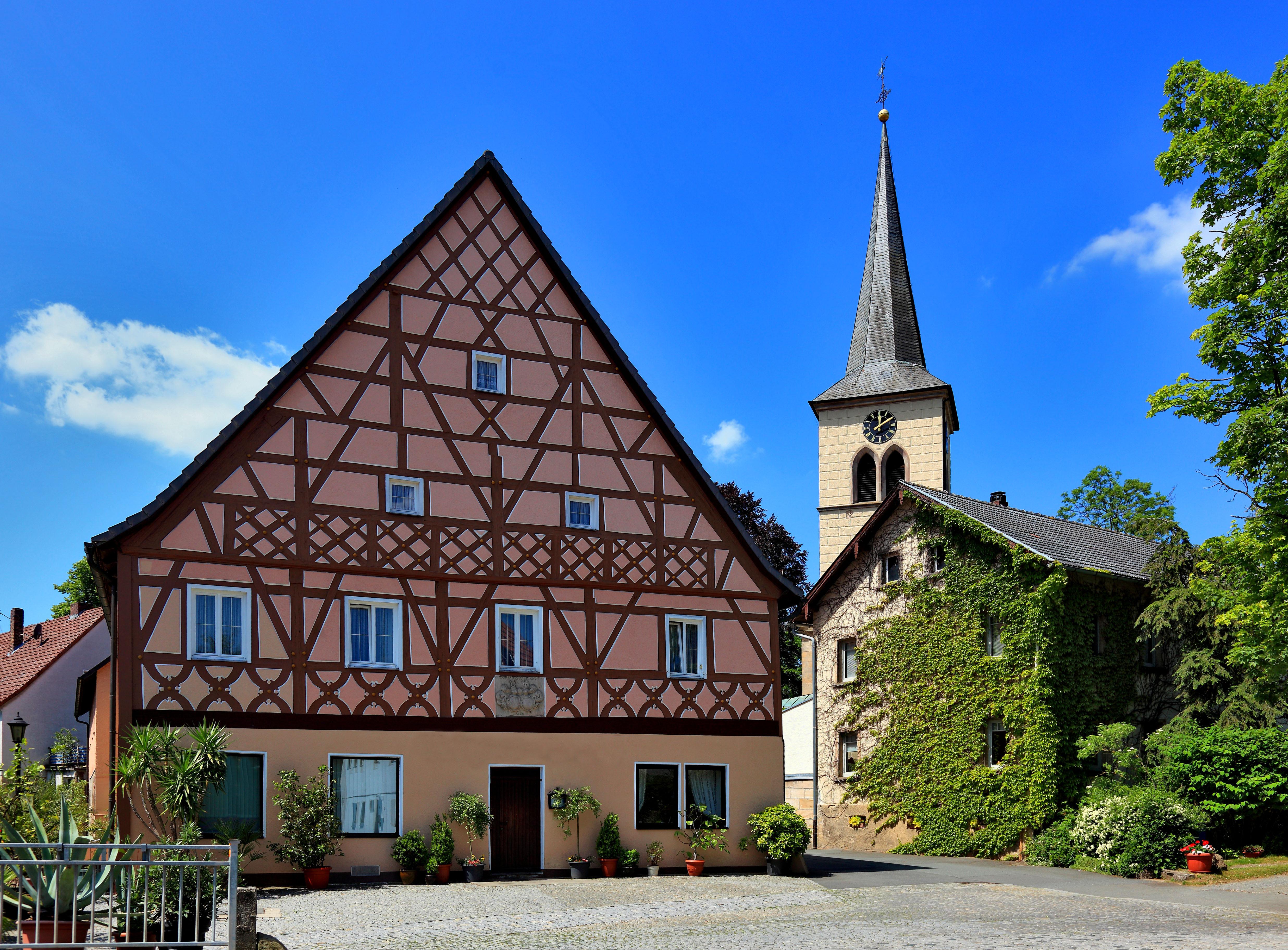 Turm der evangelisch-lutherischen Pfarrkirche St. Johannes der Täufer mit neugotischem Chorturm in Schwarzach, Gemeinde Mainleus