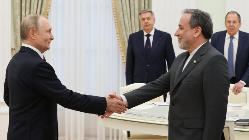 Händeschütteln von Putin und Araghtschi | Bild: Picture Alliance/Sergei Karpukhin Händeschütteln von Putin und Araghtschi