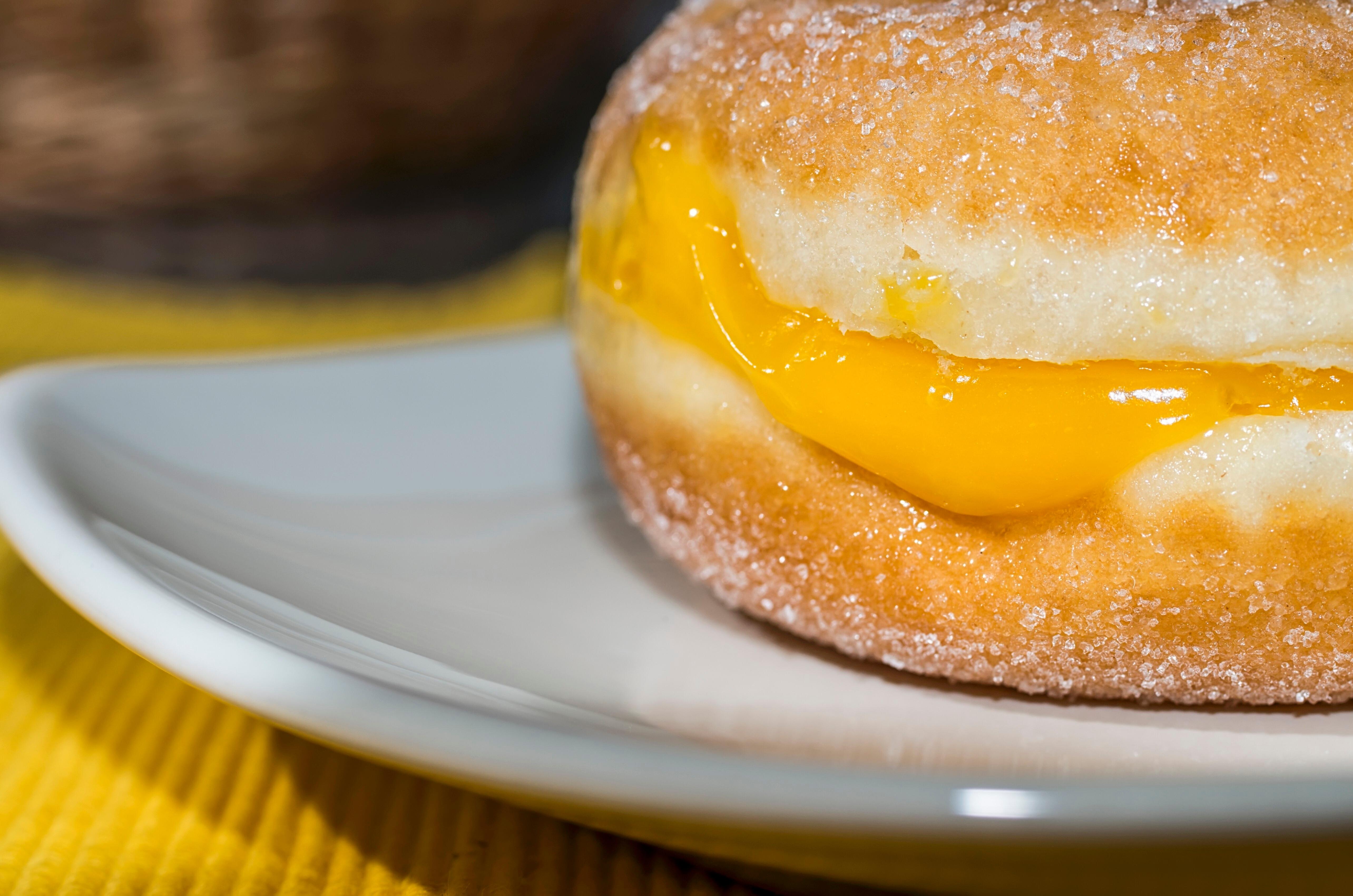 Krapfen mit Zucker und Vanillecreme